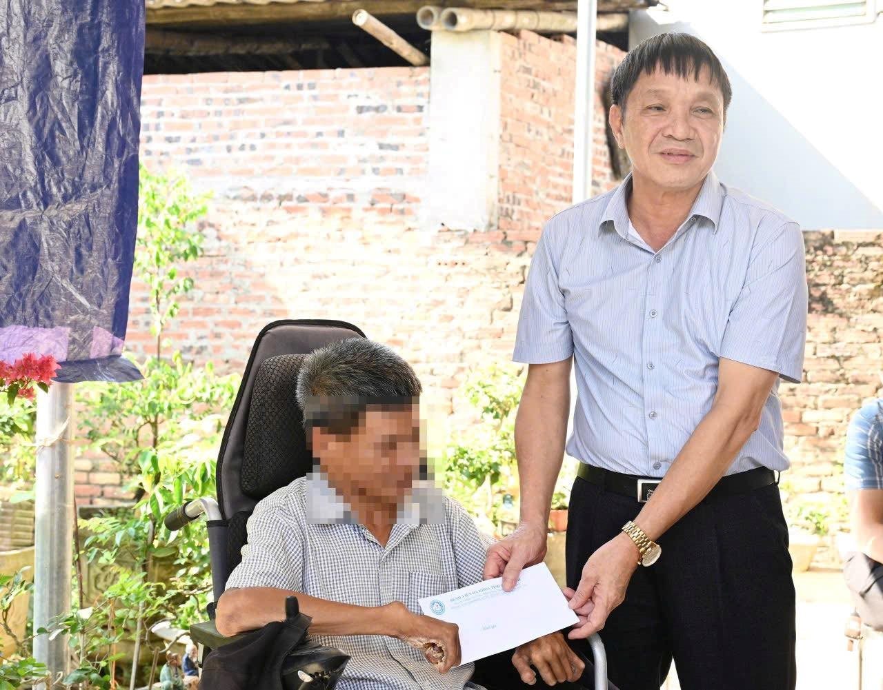 Thăm người đàn ông mắc bệnh “người cây” tại Ninh Bình